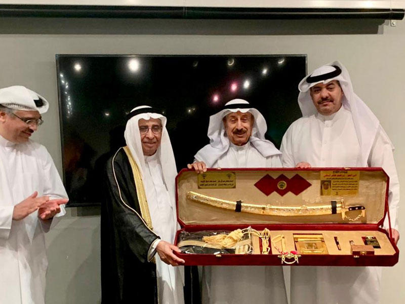 رئيس مجلس إدارة مبرة العوازم الخيرية، حمد البسيس مكرماً العم ابراهيم البغ لي