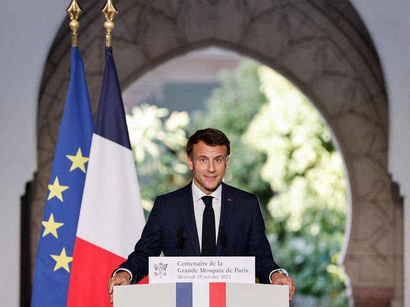 الرئيس الفرنسي إيمانويل ماكرون خلال زيارته لمسجد باريس الكبير