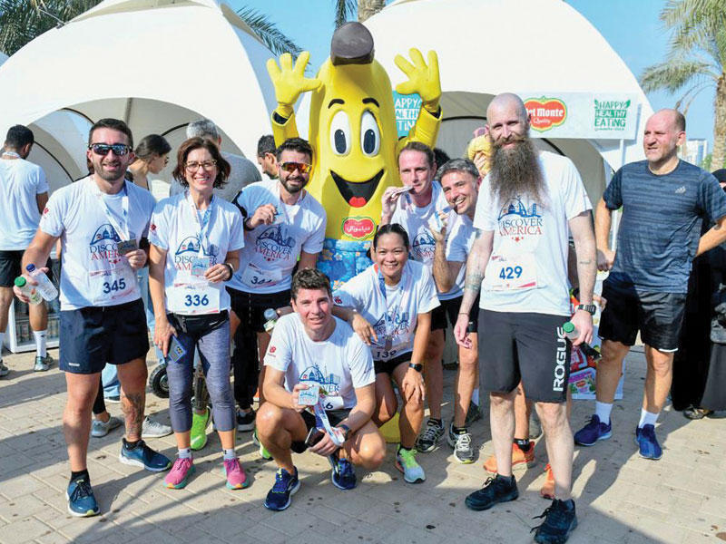 هولتسنايدر مع بعض المشاركين في مسابقة الركض 