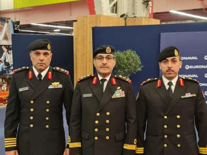 العلاطي وأعضاء الوفد خلال المشاركة بالمعرض