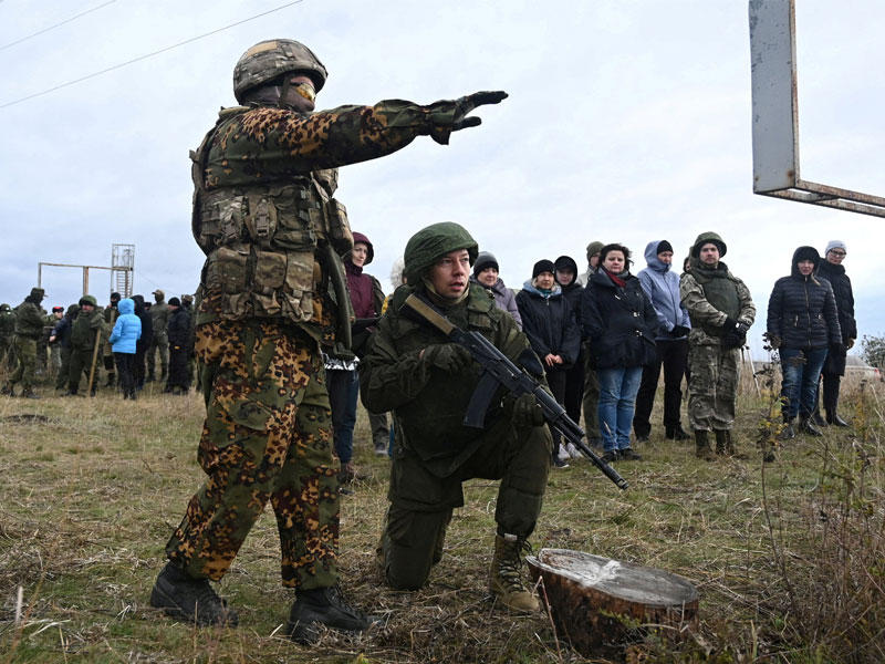 في مشهد يذكر ببداية الحرب، عندما كان المدنيون الأوكران يخوضون تدريبات للدفاع عن أراضيهم، بدأ مدنيون روس يخضعون لهذه التدريبات والصورة مأخوذة في منطقة روستوف القريبة من أوكرانيا. ttttttt             (رويترز)