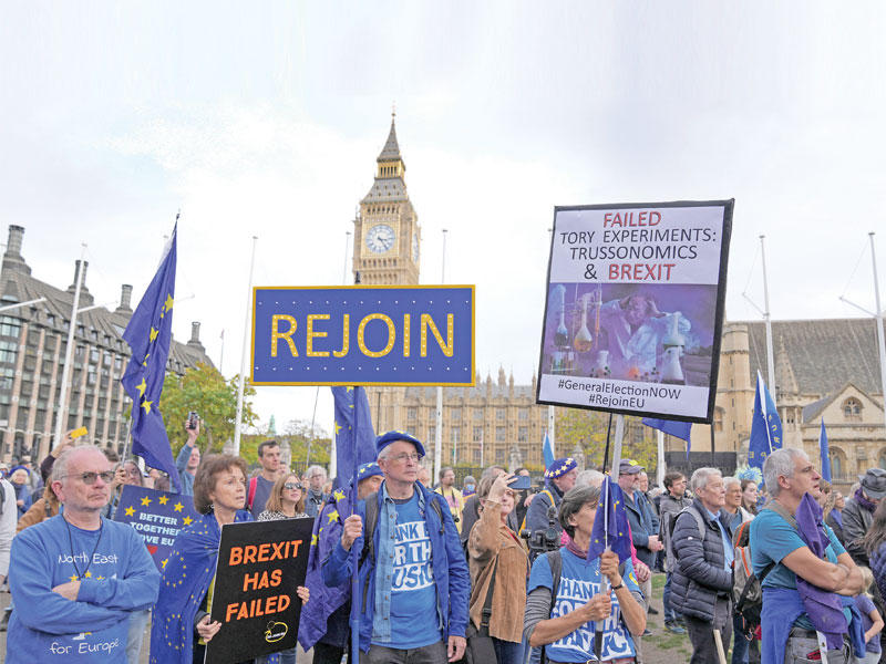 مؤيدون للانضمام مجدداً للاتحاد الأوروبي خلال تظاهرة في لندن (رويترز)
