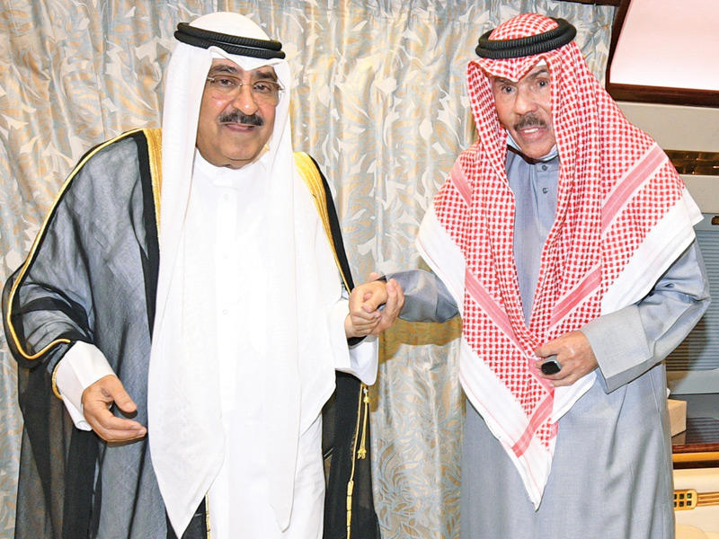 الأمير لدى عودته إلى أرض الوطن وفي استقباله ولي العهد أمس