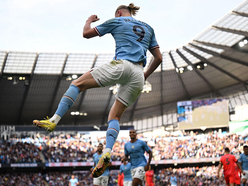 هالاند نجم مانشستر سيتي يحتفل بالهدف الثاني