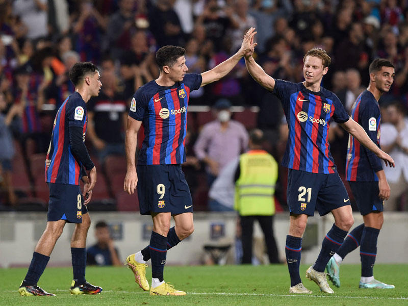 لاعبو برشلونة خلال المباراة السابقة 