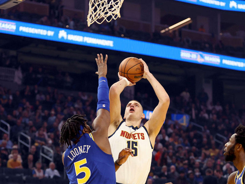 يوكيتش نجم دنفر في محاولة تحت سلة ووريرز