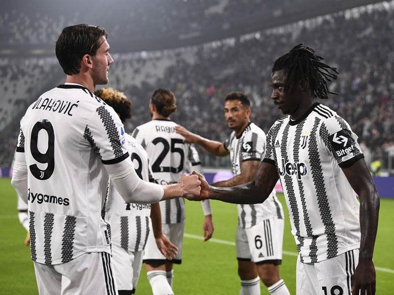 لاعبو يوفنتوس يحتفلون بالهدف الأول 