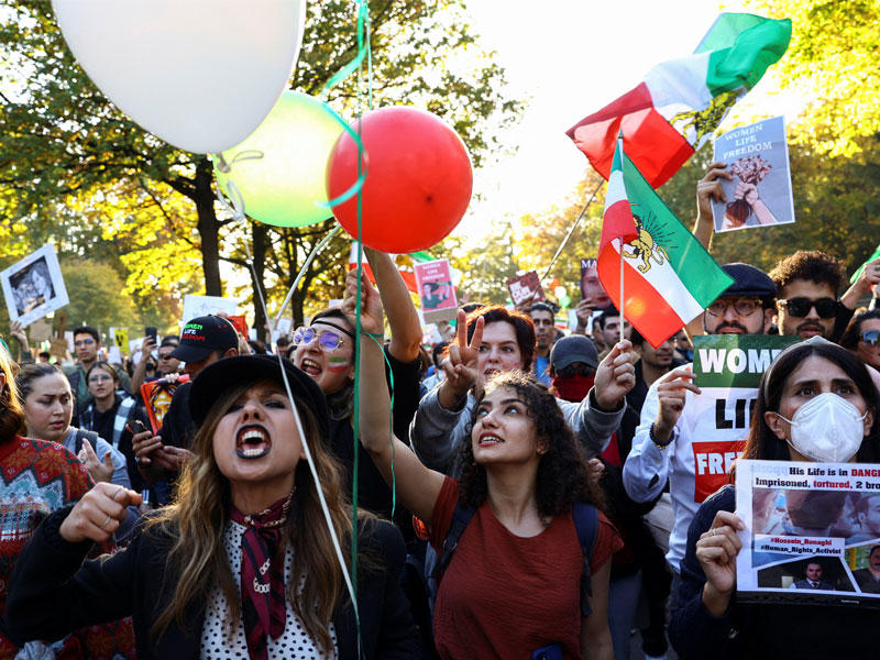 تظاهرة كبيرة في برلين أمس دعماً للاحتجاجات في إيران (رويترز)