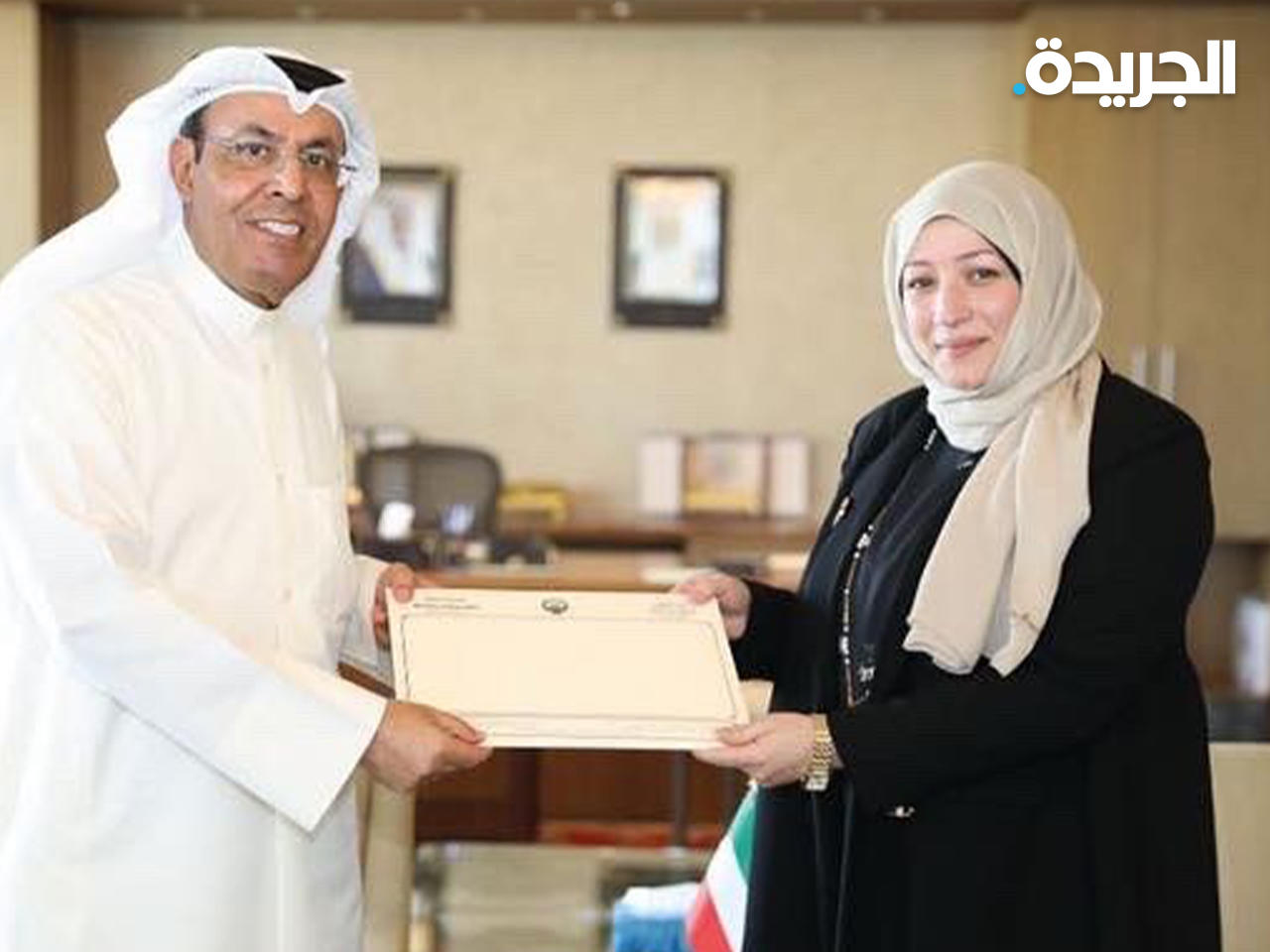 وزير التربية د. حمد العداوني مكرماً فاطمة العبدالسلام