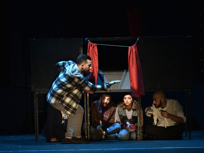 مشهد من مسرحية لنشرب القهوة 