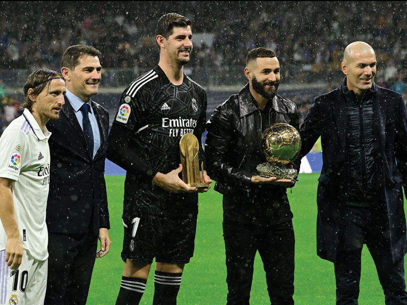 بنزيمة يحتفل بجائزة الكرة الذهبية في استاد سانتياغو برنابيوn