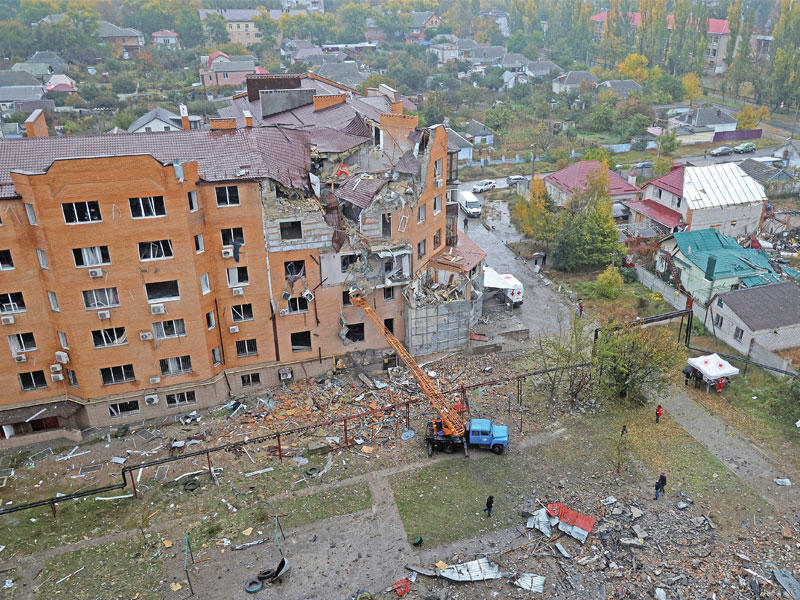 لقطة جوية لمبنى مدمّر جزئياً بصاروخ روسي في مدينة ميكولايف الأوكرانية (رويترز)