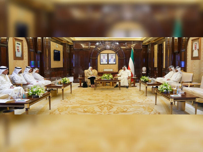 رئيس الوزراء مستقبلاً الدماك بحضور البغلي 