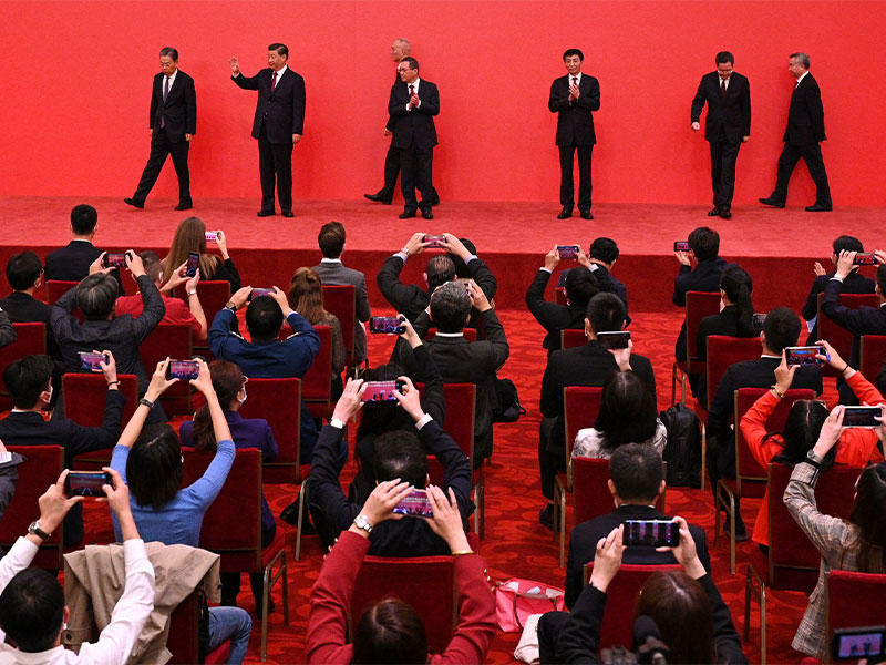 صحافيون يلتقطون صوراً للرئيس الصيني وأعضاء اللجنة الدائمة في الحزب الشيوعي في بكين (أ ف ب)