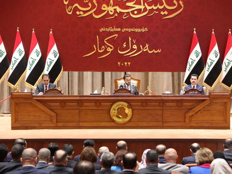 نواب عراقيون يحضرون جلسة برلمانية للتصويت على رئيس جديد للدولة في بغداد.